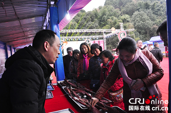 图片默认标题_fororder_市民、游客选购琳琅满目的洪雅名特优新农产品-摄影-李代华