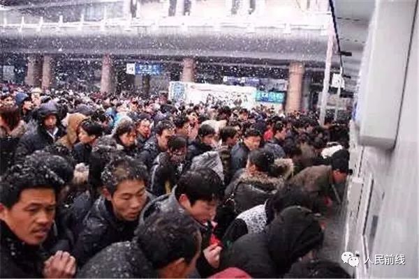 万余官兵扫雪除冰一夜无眠，让我们一起说声“辛苦了”！