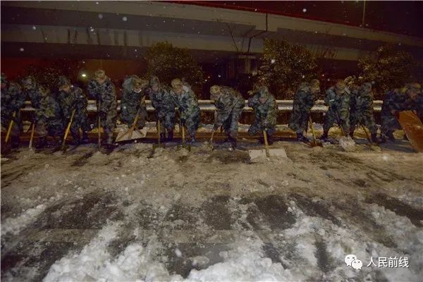 万余官兵扫雪除冰一夜无眠，让我们一起说声“辛苦了”！