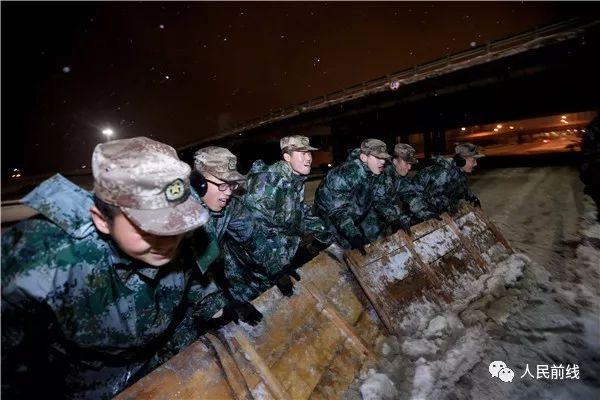 万余官兵扫雪除冰一夜无眠，让我们一起说声“辛苦了”！