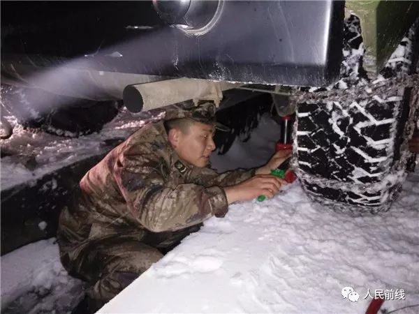 万余官兵扫雪除冰一夜无眠，让我们一起说声“辛苦了”！