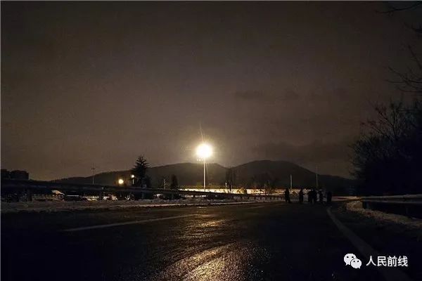 万余官兵扫雪除冰一夜无眠，让我们一起说声“辛苦了”！