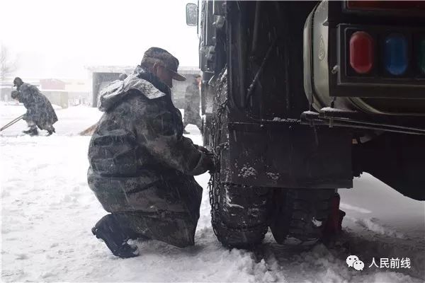 万余官兵扫雪除冰一夜无眠，让我们一起说声“辛苦了”！