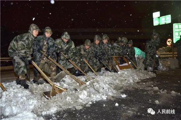 万余官兵扫雪除冰一夜无眠，让我们一起说声“辛苦了”！
