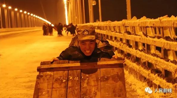 万余官兵扫雪除冰一夜无眠，让我们一起说声“辛苦了”！