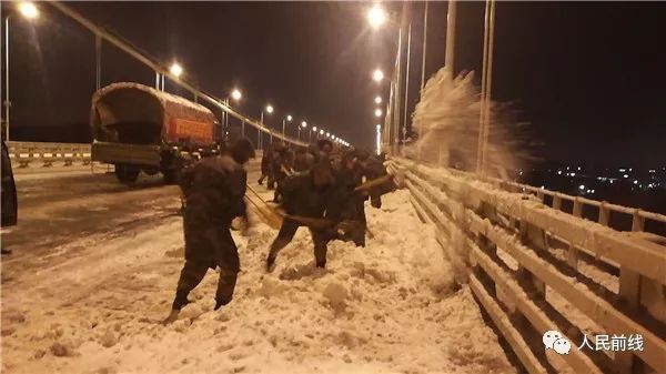 万余官兵扫雪除冰一夜无眠，让我们一起说声“辛苦了”！