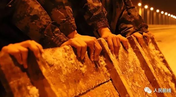 万余官兵扫雪除冰一夜无眠，让我们一起说声“辛苦了”！