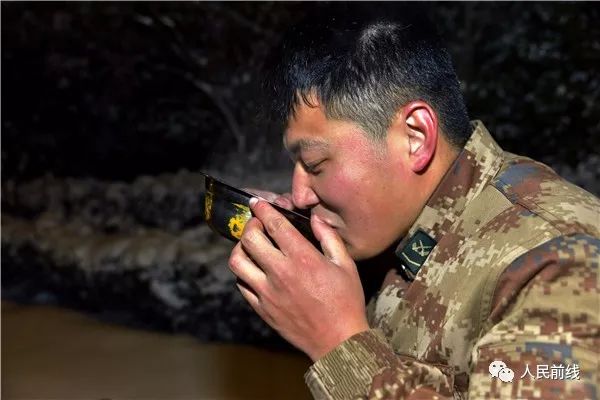 万余官兵扫雪除冰一夜无眠，让我们一起说声“辛苦了”！