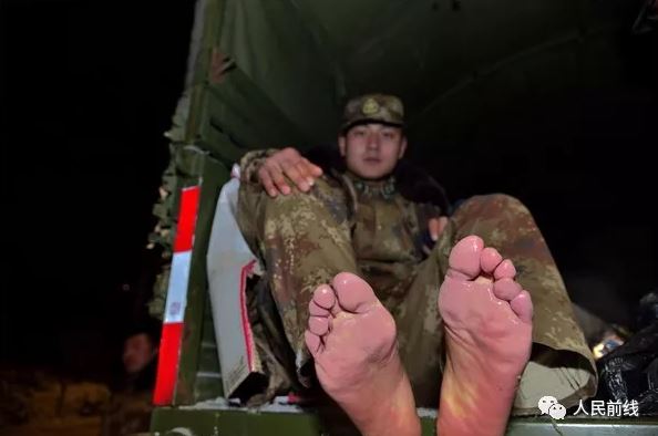 万余官兵扫雪除冰一夜无眠，让我们一起说声“辛苦了”！