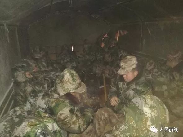 万余官兵扫雪除冰一夜无眠，让我们一起说声“辛苦了”！