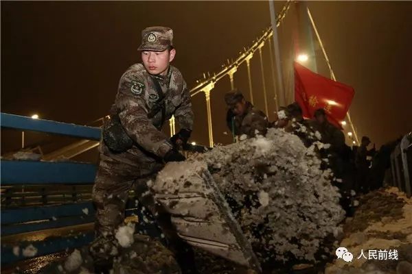 万余官兵扫雪除冰一夜无眠，让我们一起说声“辛苦了”！