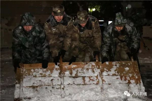 万余官兵扫雪除冰一夜无眠，让我们一起说声“辛苦了”！
