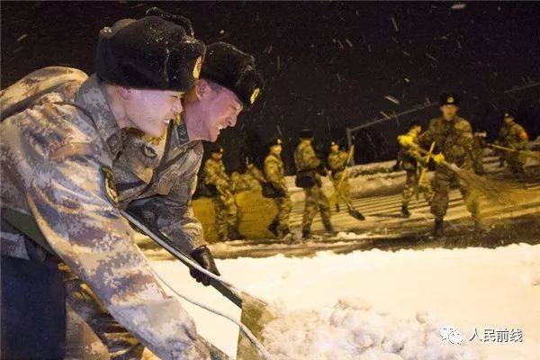 万余官兵扫雪除冰一夜无眠，让我们一起说声“辛苦了”！