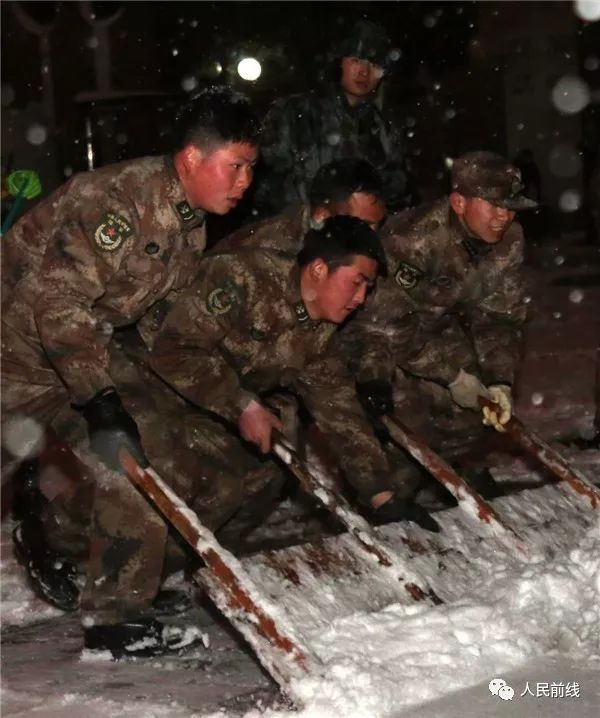 万余官兵扫雪除冰一夜无眠，让我们一起说声“辛苦了”！