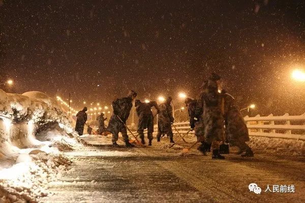 万余官兵扫雪除冰一夜无眠，让我们一起说声“辛苦了”！