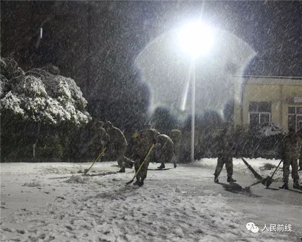 万余官兵扫雪除冰一夜无眠，让我们一起说声“辛苦了”！