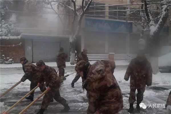 万余官兵扫雪除冰一夜无眠，让我们一起说声“辛苦了”！