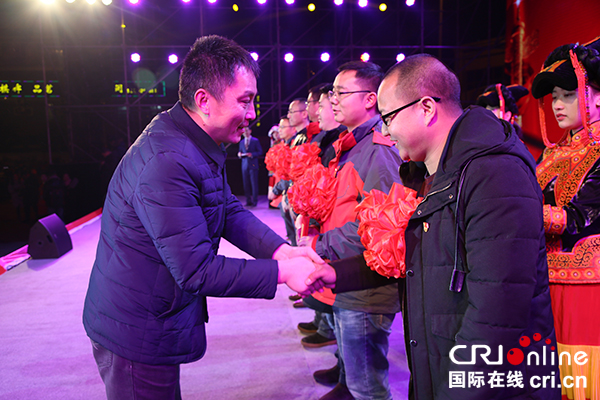 图片默认标题_fororder_县委副书记陈新为“第一书记”颁奖（摄影-王卫东）