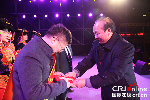 图片默认标题_fororder_县委副书记、县长栗那针尔-为“第一书记”颁奖（摄影-王卫东）