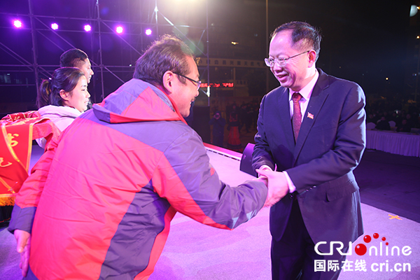 图片默认标题_fororder_县委书记谭焰“为第一书记”颁奖（摄影-王卫东）