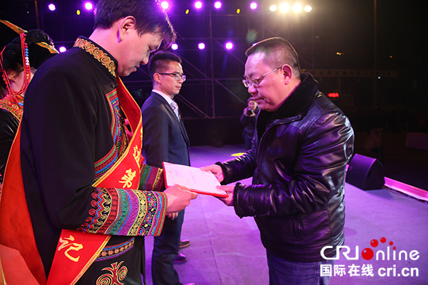 图片默认标题_fororder_县委副书记董兴燕-为“第一书记”颁奖（摄影-王卫东）