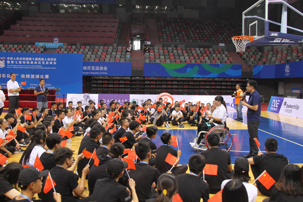 汶川地震英雄参加轮椅篮球比赛 乐观精神感动青春学子