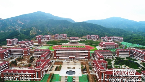 白云缭绕;山道旁,野花盛开,驱车行驶在前往承德市高新区冯营子镇的