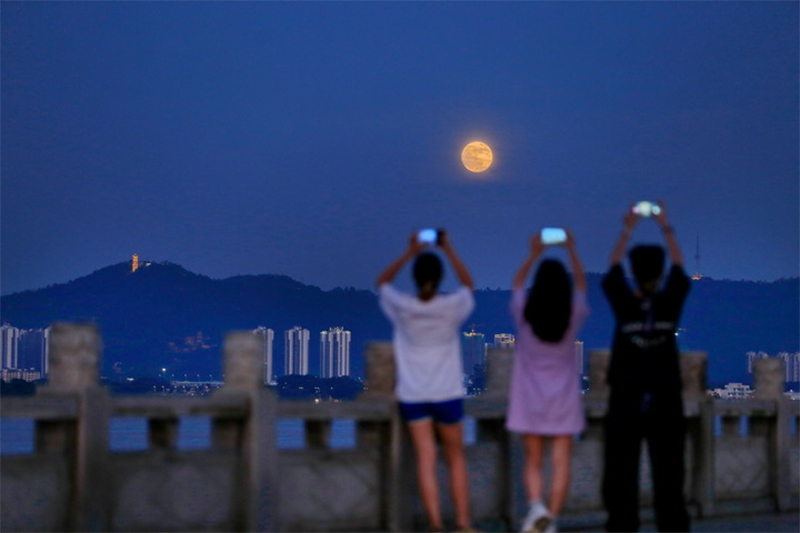 （勿签）（转载）年度“最大满月”亮相成都夜空_fororder_未标题-3