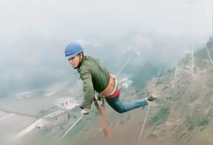 电力工人200米高空作业的画面刷屏 海外网友：了不起！