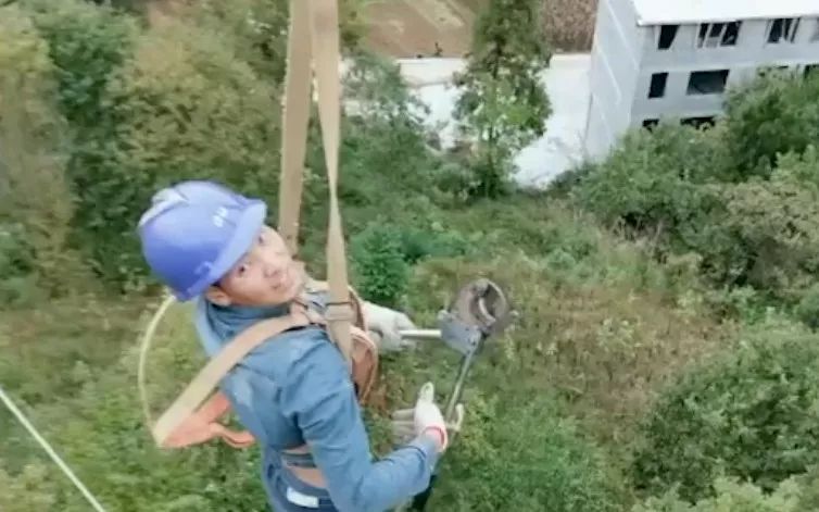 电力工人200米高空作业的画面刷屏 海外网友：了不起！