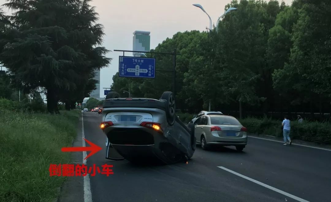 小车翻车冒浓烟！危急时刻他出手了！