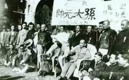 1924年11月17日，孙中山、宋庆龄由广州北上是，经上海与欢迎他们的各界代表合影