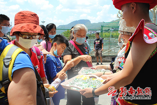 时隔186天跨省游恢复 广东人包列黔南游首发团抵匀