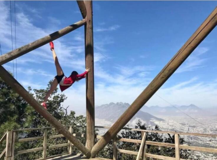 墨西哥女孩在25米高阳台练瑜伽 不慎坠落致100多处骨折