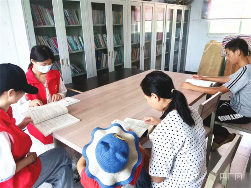 【客户端转发】信阳罗山：农家书屋成了儿童的暑期乐园