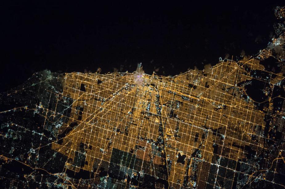 宇航员拍摄地球夜景:城市路网分明 街道灯火辉煌(组图