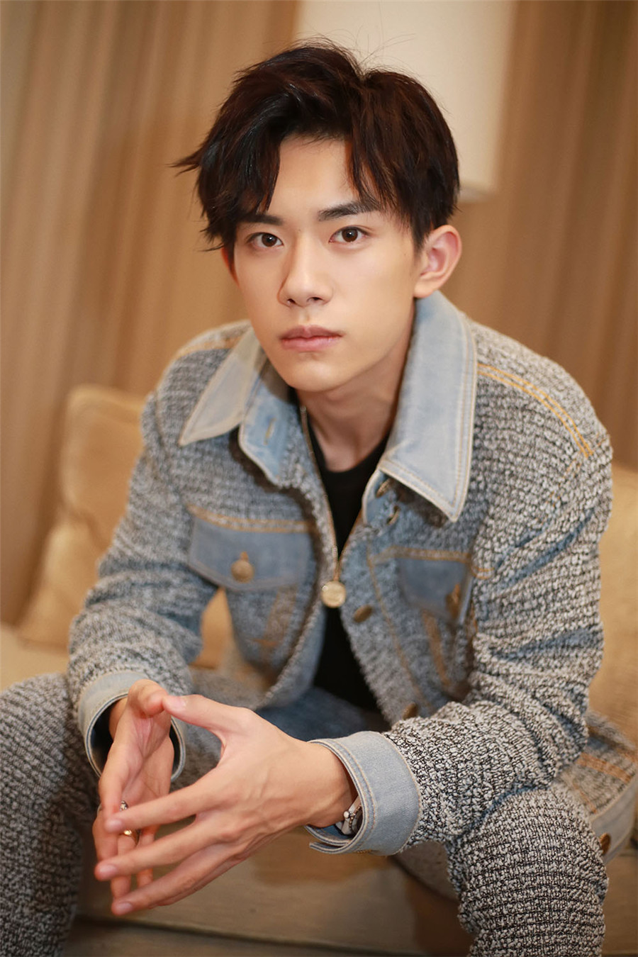 易烊千玺亮相格莱美 世界舞台展东方少年面孔