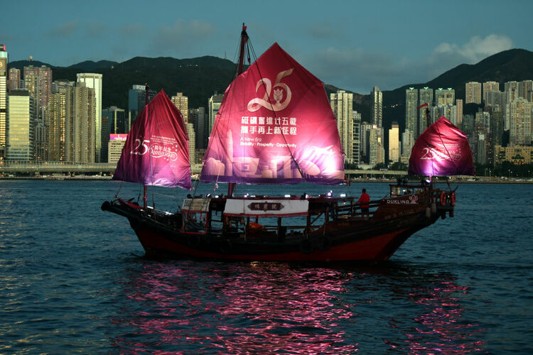 香港回归祖国25周年|喜庆气氛洋溢香港街头