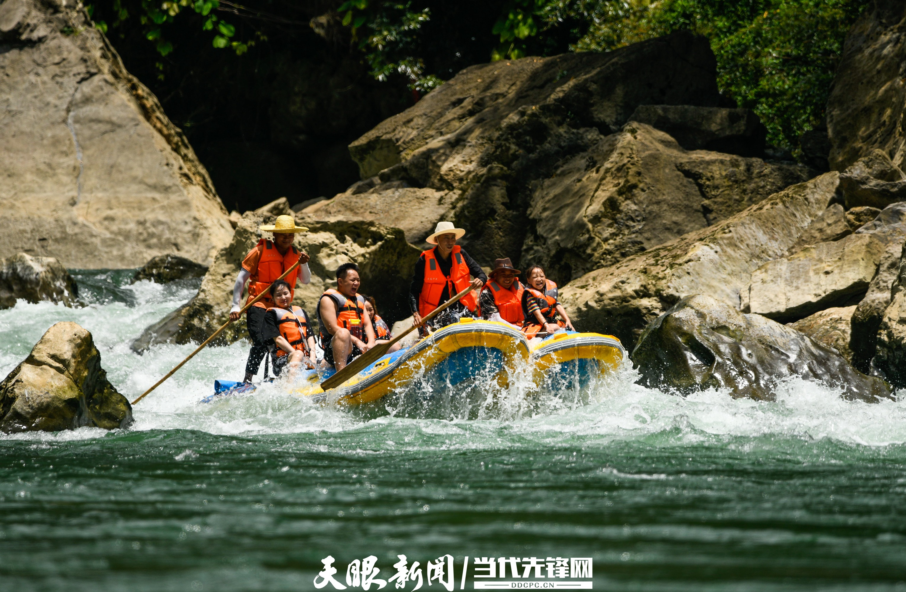 （中首）贵州兴义：峡谷漂流畅享清凉