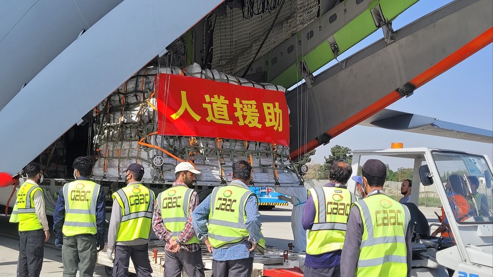 总台现场直击丨中国政府援助阿富汗抗震救灾物资运抵喀布尔机场