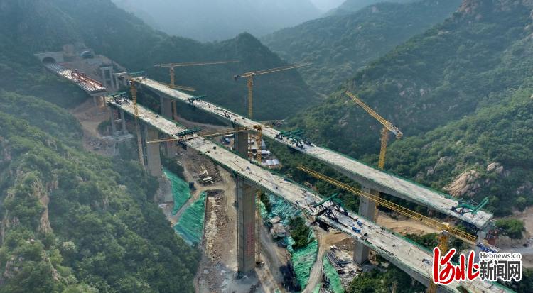 京秦高速公路遵秦段有序施工