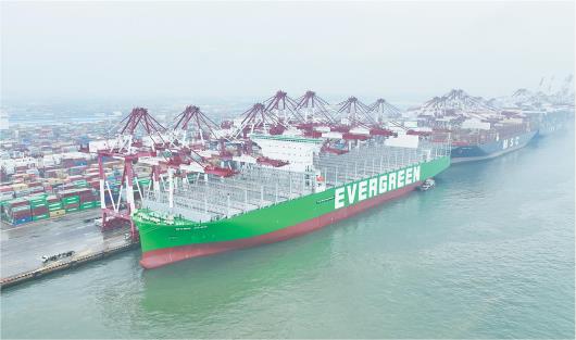 全球最大集装箱船首靠青岛港