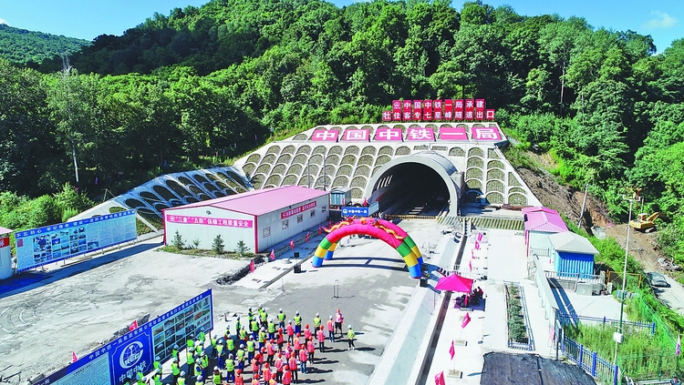 黑龙江省在建第一长隧 牡佳高铁七星峰隧道贯通