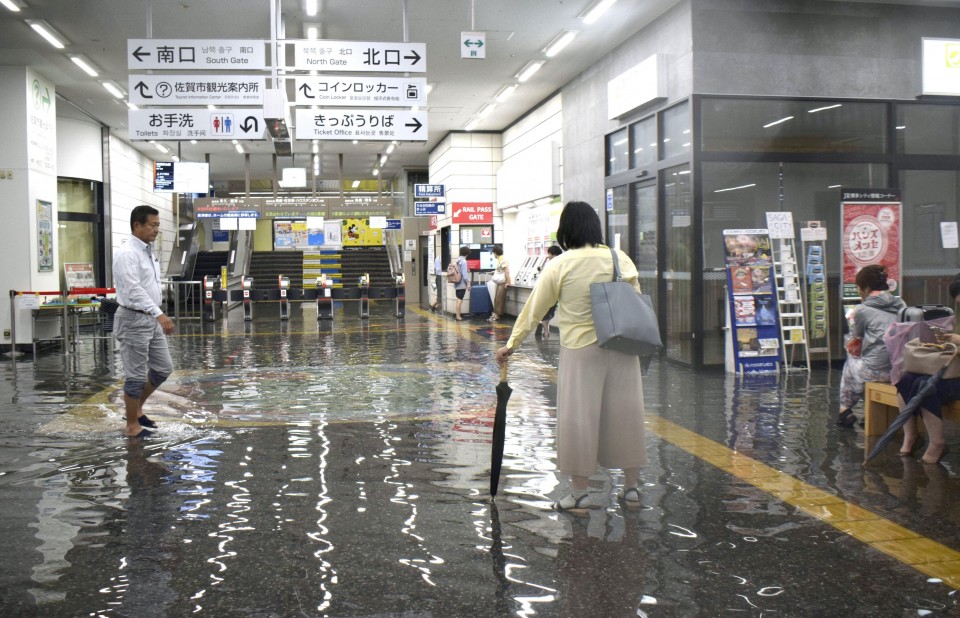 日本九州强降雨 至少1人死亡 24万人被疏散