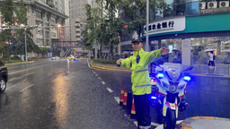 【原创】重庆九龙坡交警暴雨中守护守护市民出行