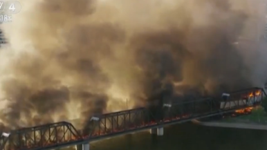 美国：列车脱轨起火 现场“宛如地狱”