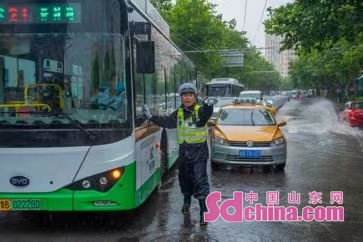 青岛交警全力应对突发暴雨警情