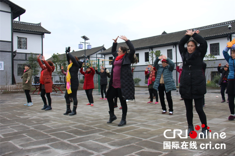 【网络媒体走转改】四川广安会龙村：在脱贫致富路上策马扬鞭