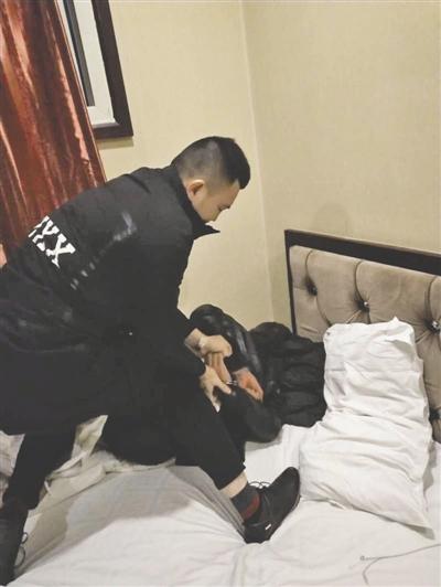 小伙听说一天能挣两三千元 加入碰瓷团伙自残手腕