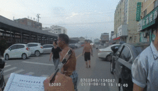 这个交警处理事故到一半儿，就跑了……跑了……